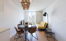 Lovelystay - Central Flat W/ Ac & Balcony